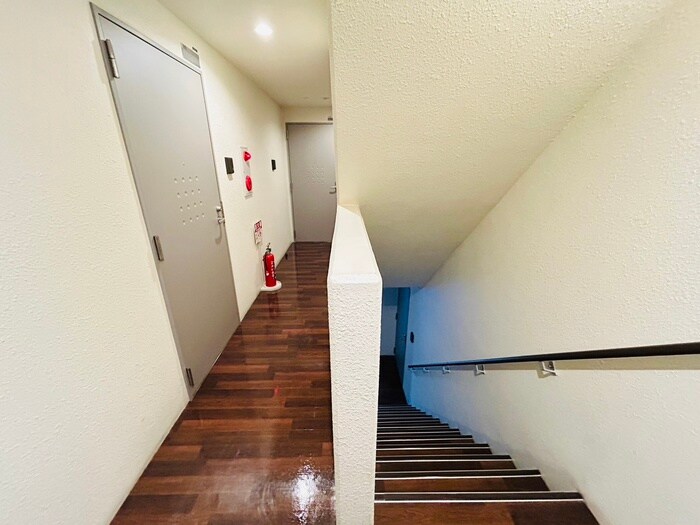 物件外観写真6　(エントランス部分)