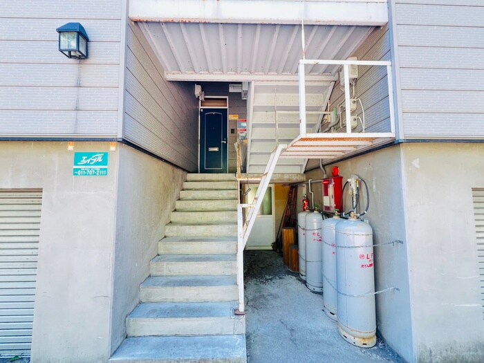 物件外観写真5　(エントランス部分)