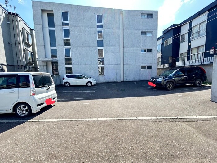 物件外観写真6　(駐車場)