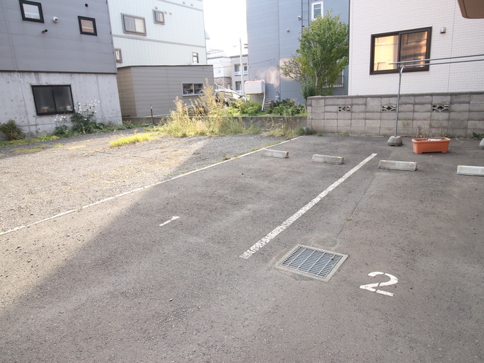 物件外観写真6　(駐車場)
