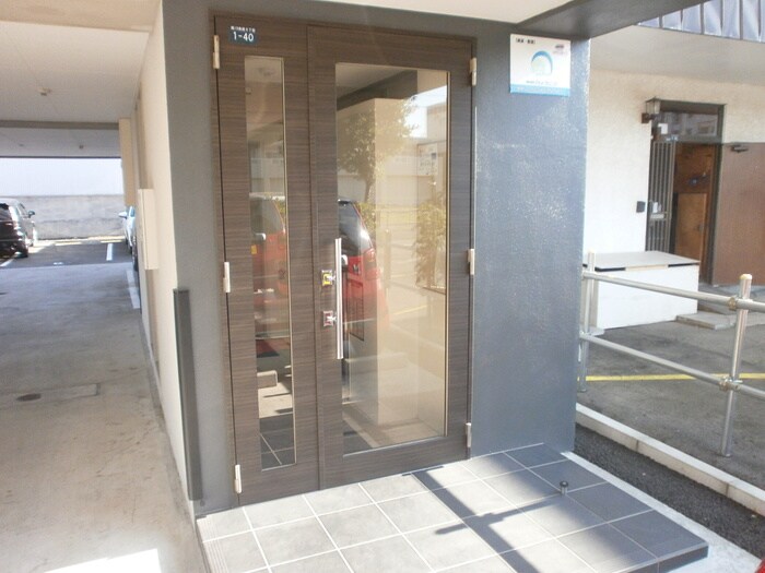 物件外観写真3　(エントランス部分)