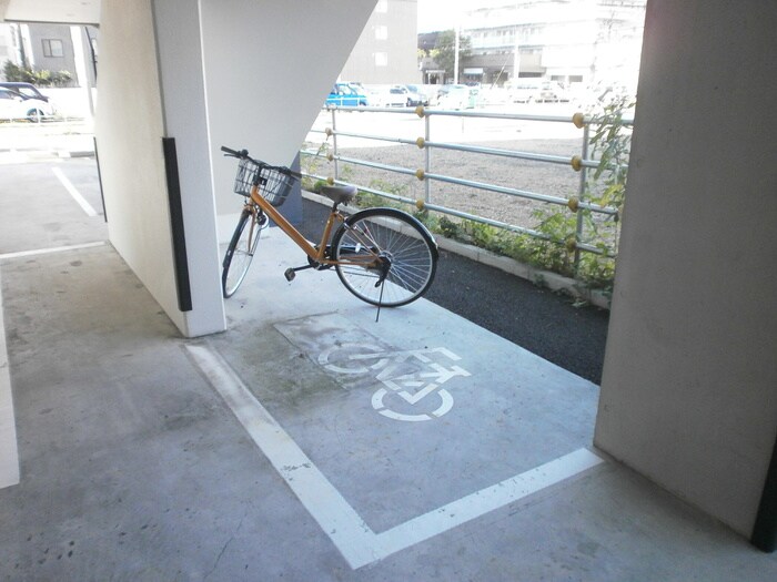 物件外観写真4　(駐輪場)