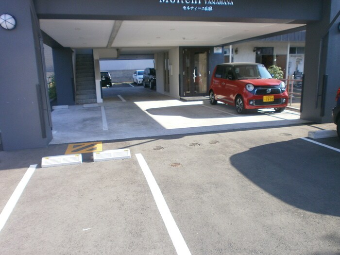 物件外観写真6　(駐車場)