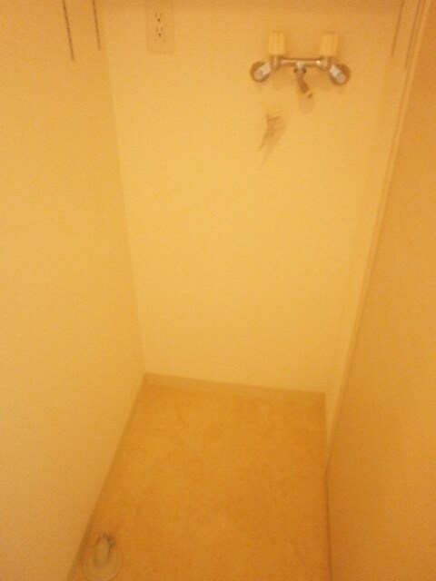 物件内観写真16　(洗濯機置場)