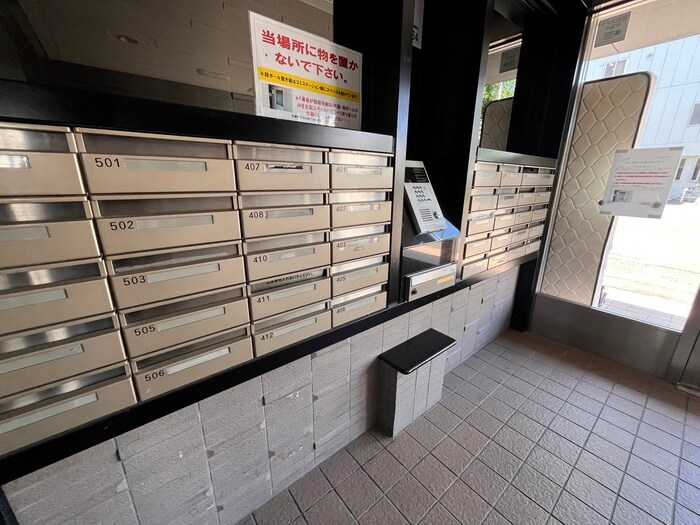 物件外観写真6　(エントランス部分)