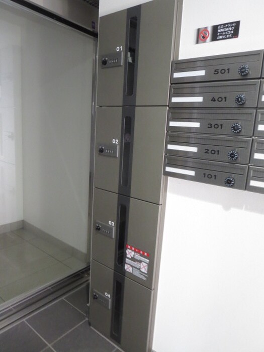 物件外観写真6　(エントランス部分)