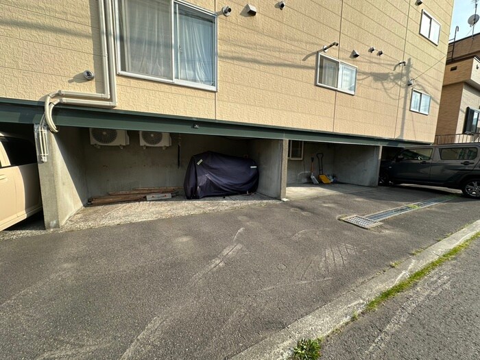 物件外観写真3　(駐車場)