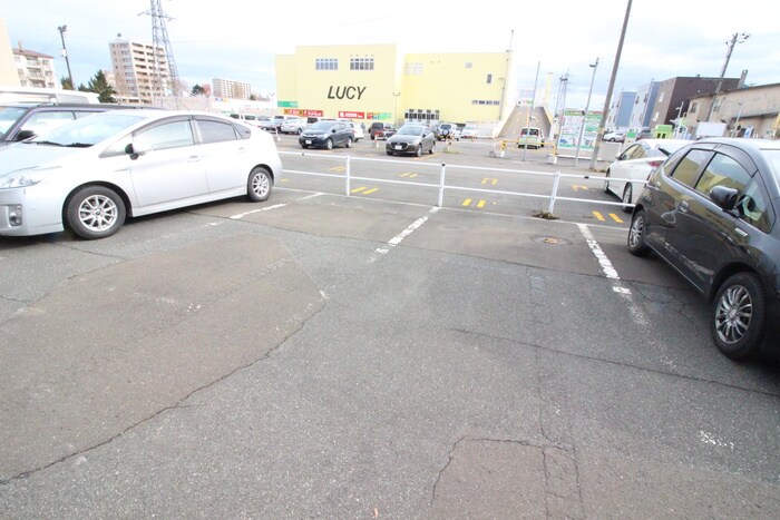 物件外観写真5　(駐車場)