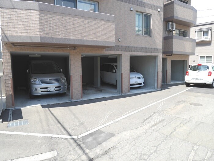 物件外観写真3　(駐車場)