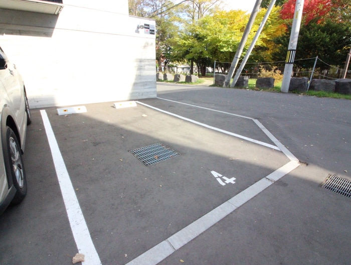 物件外観写真4　(駐車場)