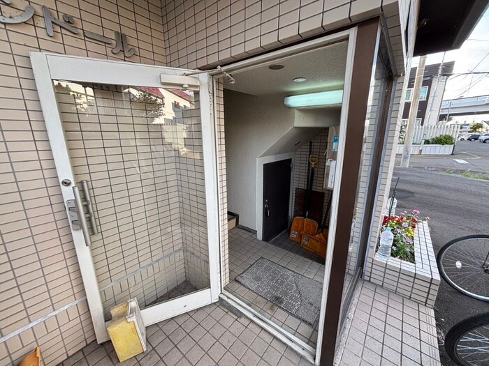物件外観写真3　(エントランス部分)
