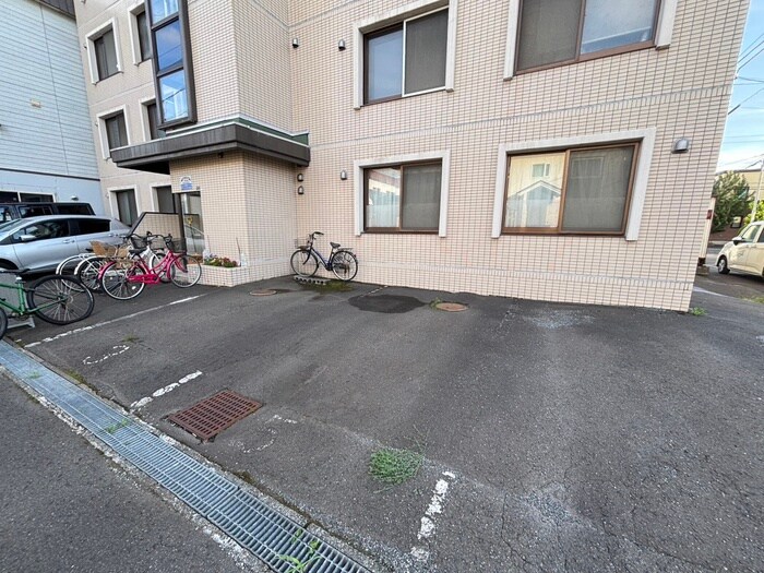 物件外観写真4　(駐車場)
