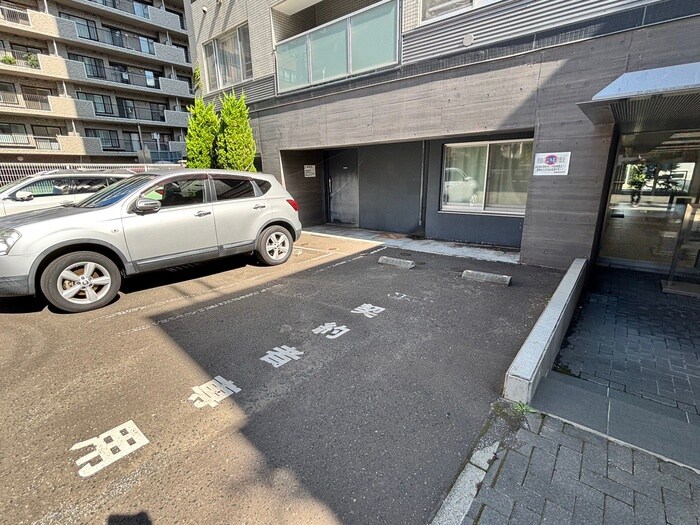 物件外観写真3　(駐車場)