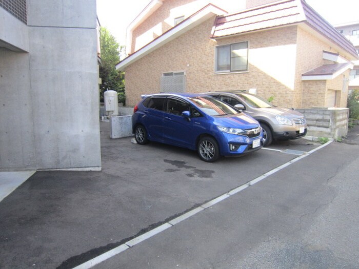 物件外観写真6　(駐車場)