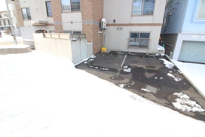 物件外観写真3　(駐車場)