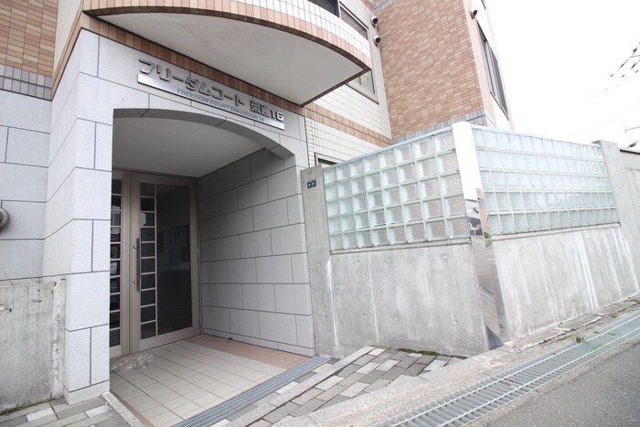 物件外観写真5　(エントランス部分)