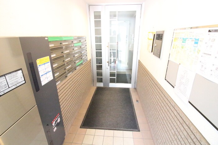 物件外観写真6　(エントランス部分)