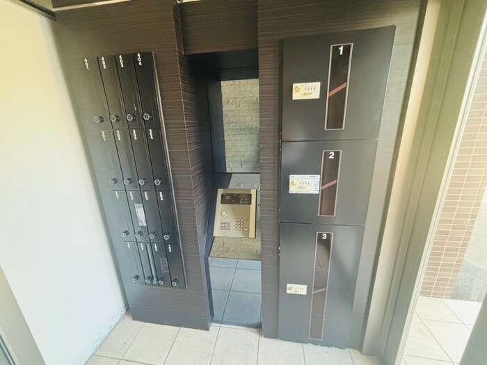 物件外観写真3　(エントランス部分)