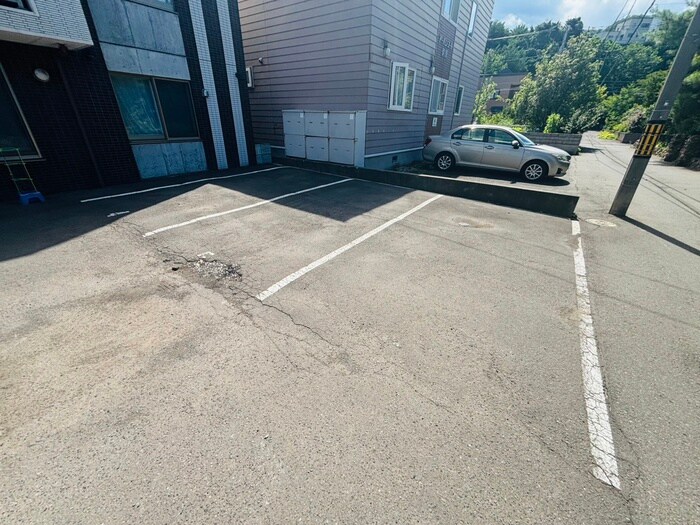 物件外観写真5　(駐車場)