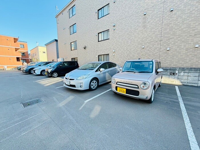 物件外観写真4　(駐車場)