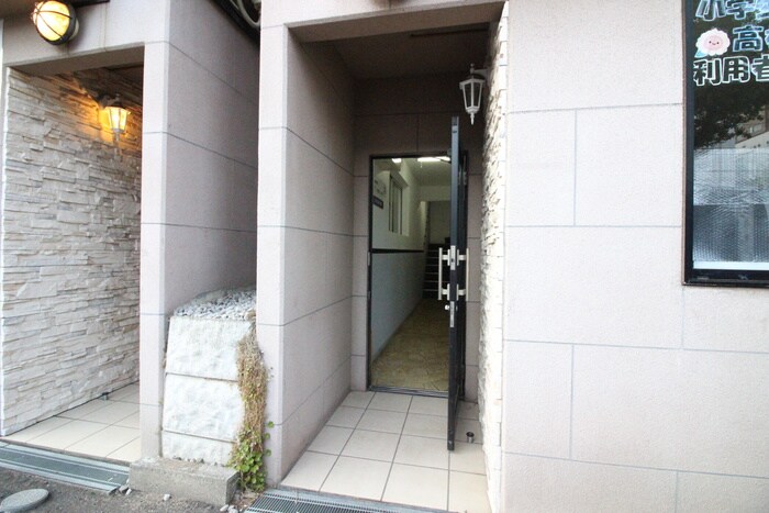 物件外観写真4　(エントランス部分)