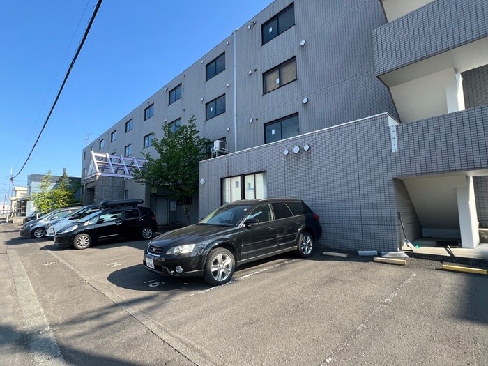 物件外観写真6　(駐車場)