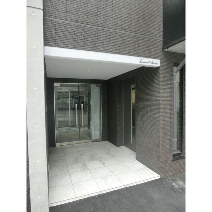 物件外観写真3　(エントランス部分)