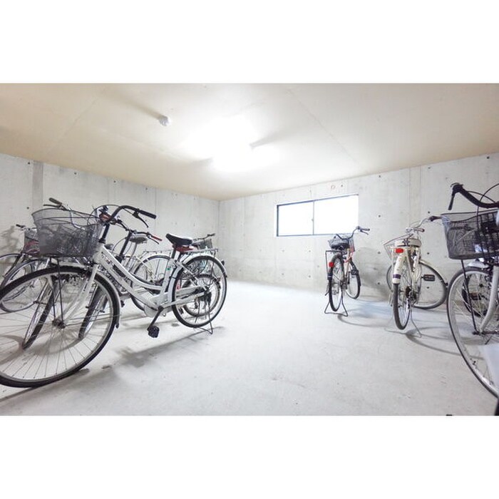 物件外観写真4　(駐輪場)
