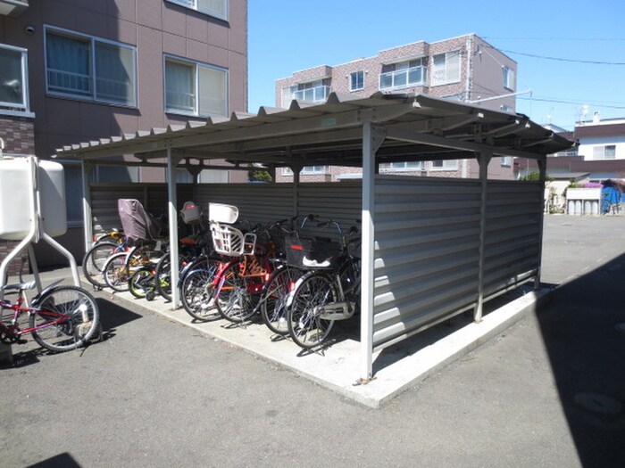 物件外観写真4　(駐輪場)