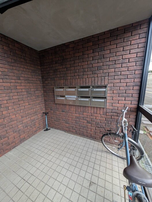 物件外観写真4　(エントランス部分)