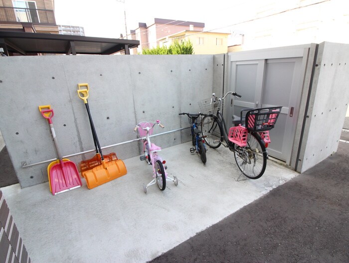 物件外観写真4　(駐輪場)