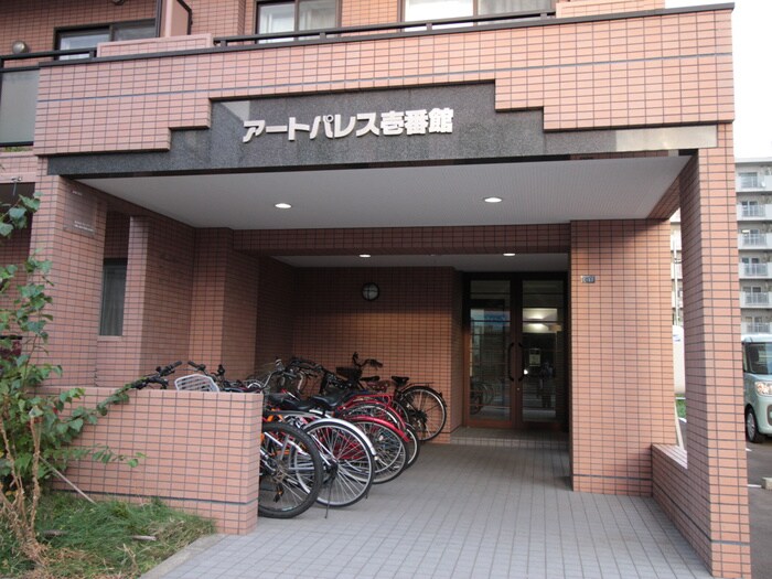 物件外観写真4　(エントランス部分)