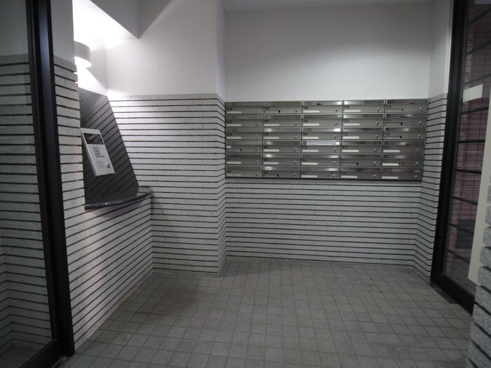 物件外観写真5　(エントランス部分)