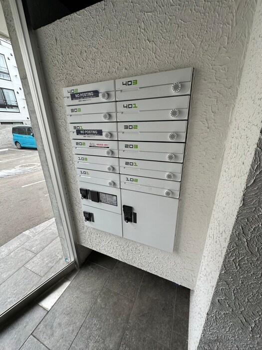 物件外観写真6　(エントランス部分)