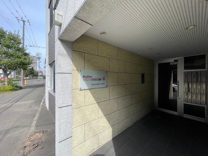 物件外観写真3　(エントランス部分)