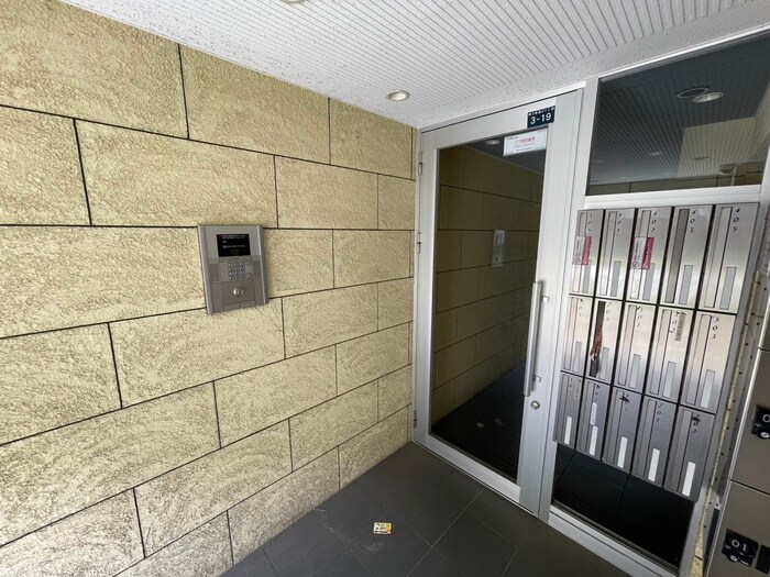 物件外観写真6　(エントランス部分)