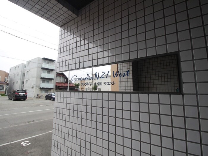 物件外観写真5　(エントランス部分)