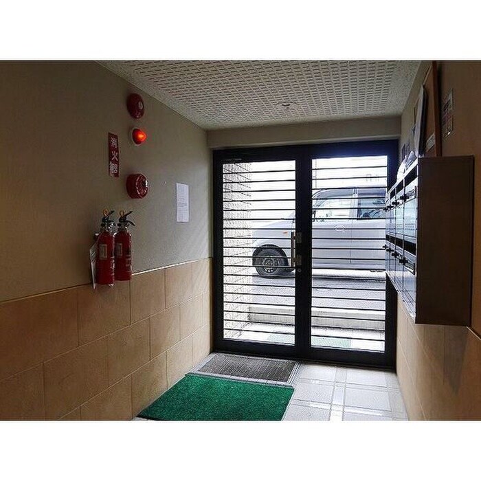 物件外観写真4　(エントランス部分)