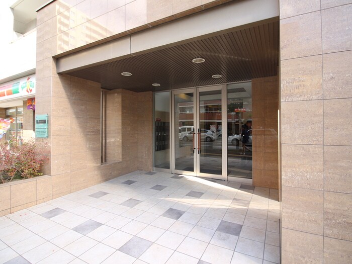 物件外観写真4　(エントランス部分)