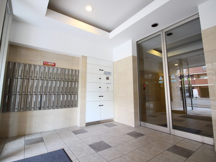 物件外観写真6　(エントランス部分)