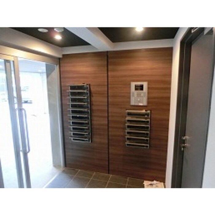 物件外観写真2　(エントランス部分)