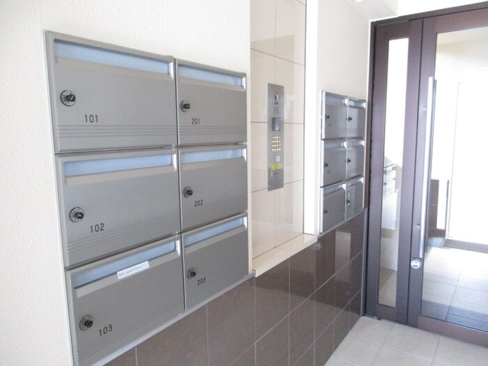 物件外観写真3　(エントランス部分)