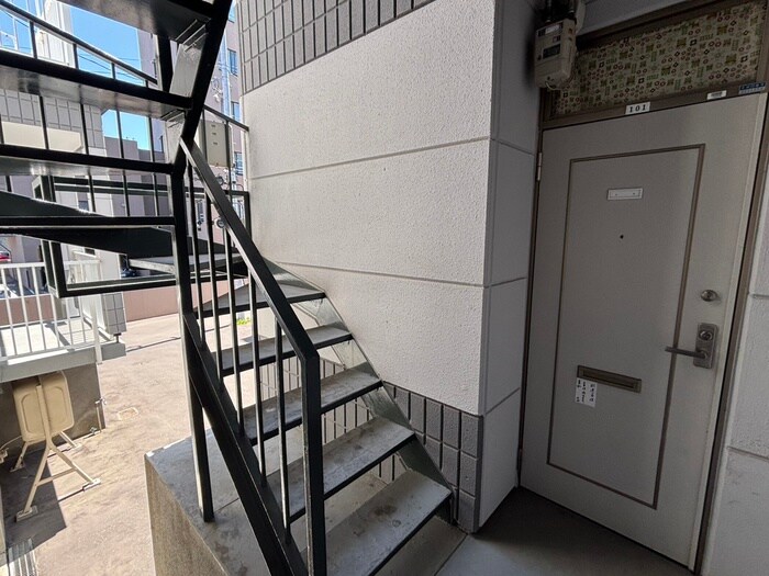 物件外観写真3　(エントランス部分)