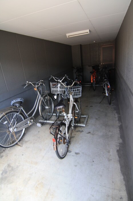 物件外観写真3　(駐輪場)