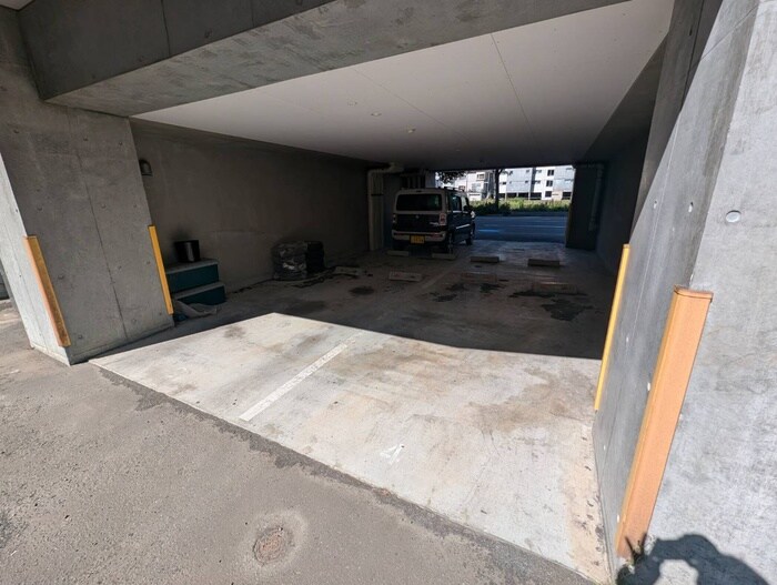 物件外観写真3　(駐車場)