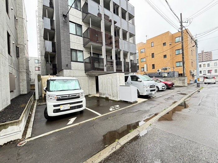 物件外観写真3　(駐車場)