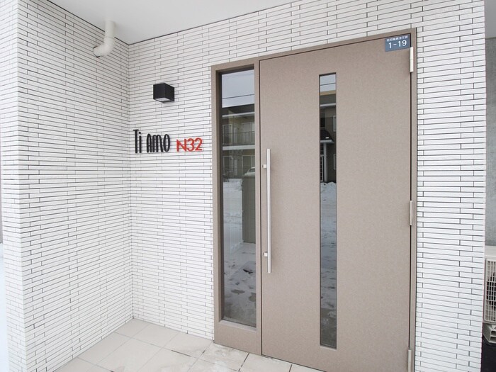 物件外観写真3　(エントランス部分)