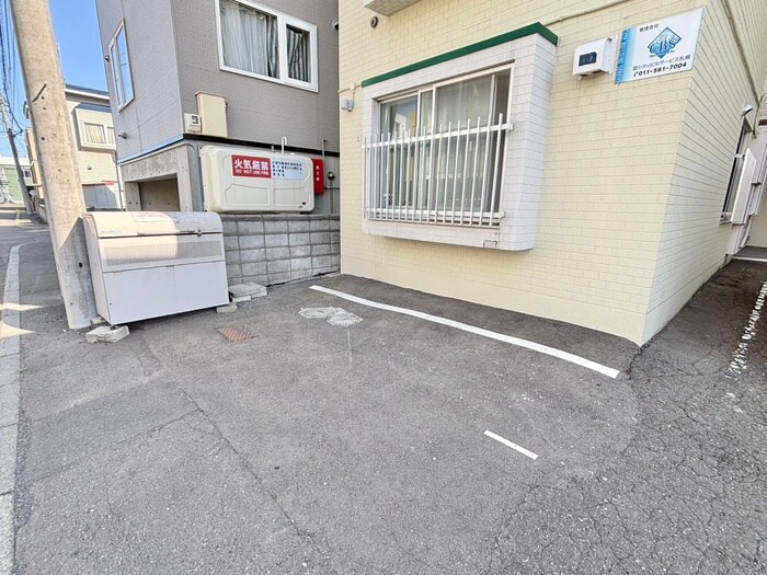 物件外観写真3　(駐車場)