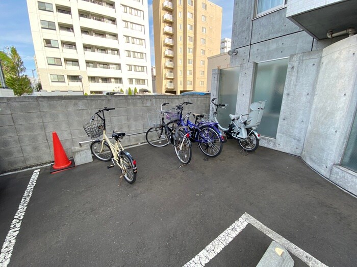 物件外観写真4　(駐輪場)