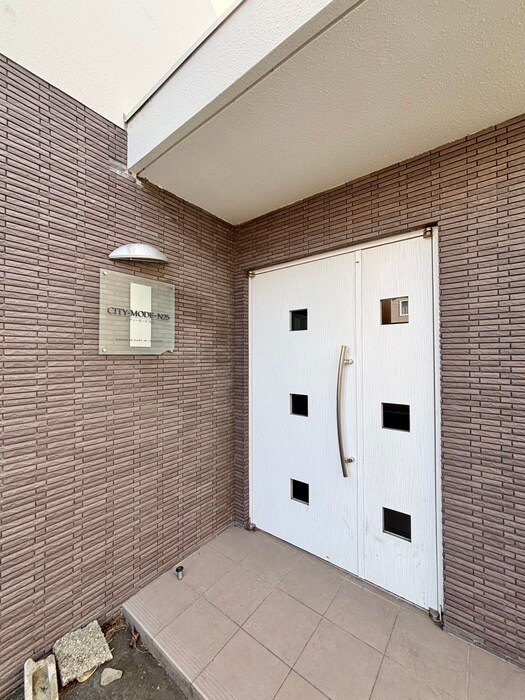 物件外観写真3　(エントランス部分)